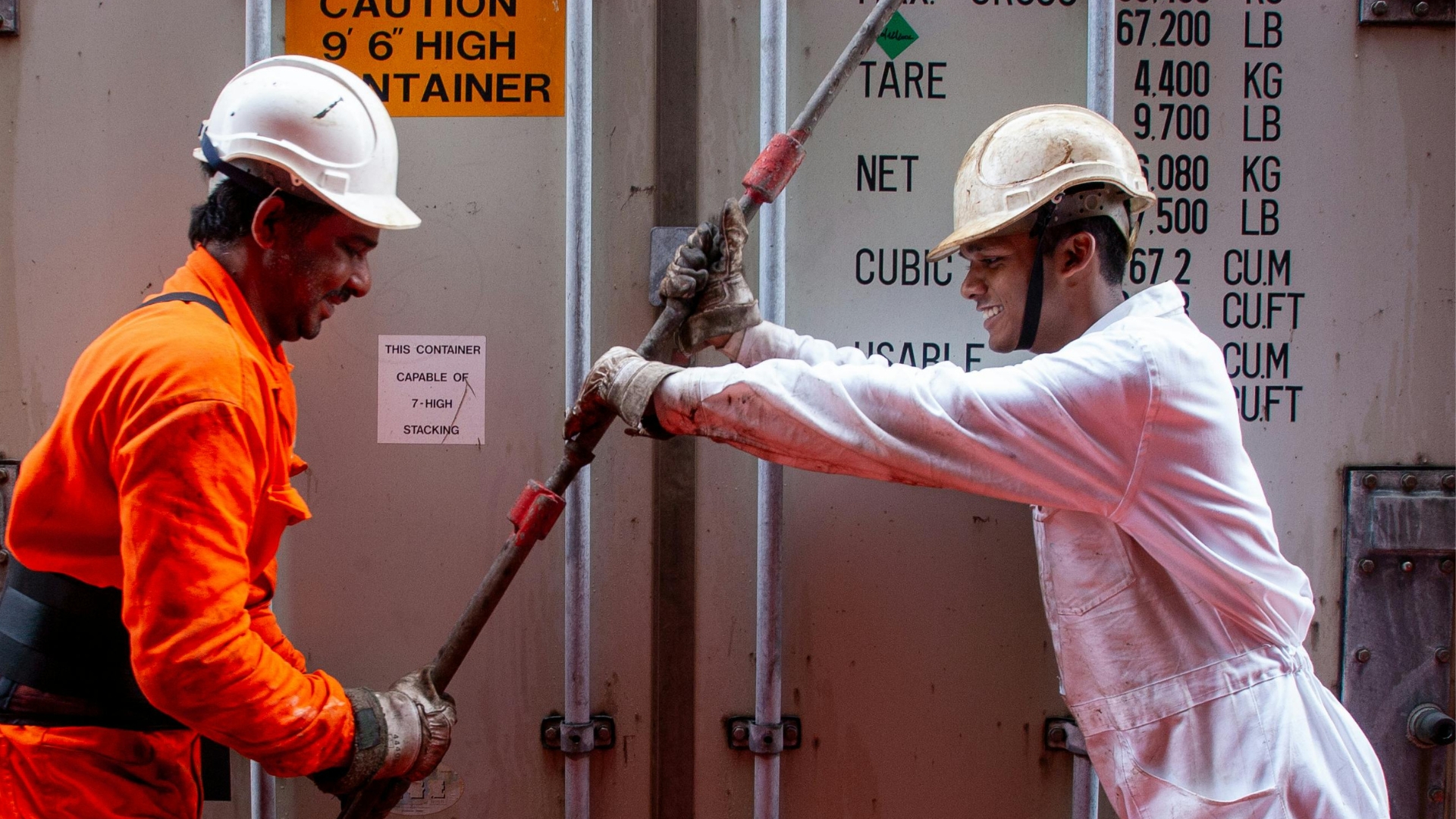 Aula magna marca início de curso de mecânica portuária em Santos